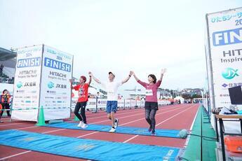 昨年のシーサイドマラソンの様子（ゲストランナーと手をつなぎゴールする選手）