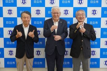 楽器を構えたポーズで記念写真