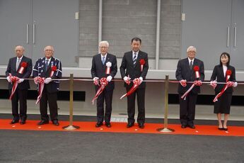 テープカットの様子