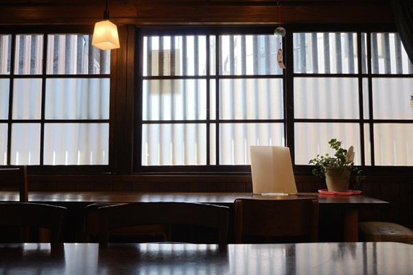 落ち着く窓側のカウンター席の写真