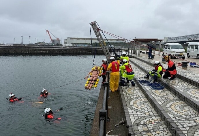 水難救助隊が要救助者を地上に引上げている画像