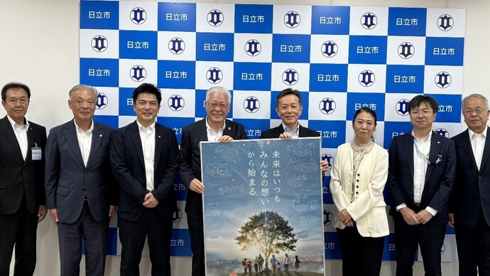 プロジェクトメンバーとの記念撮影の様子